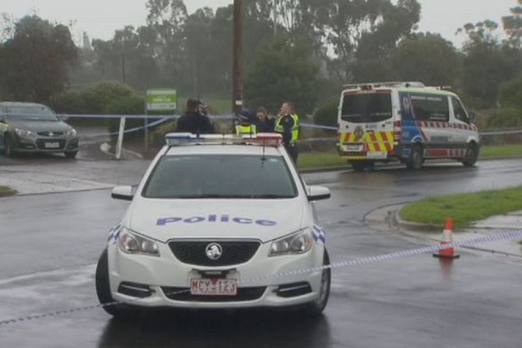 Polisi memeriksa kawasan di Dallas, Melbourne, Victoria, Australia, tempat di mana ditemukan mayat seorang wanita yang diduga dibunuh suaminya sendiri.


