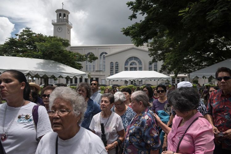 Umat Katolik di Guam, berkumpul di Ibu Kota Hagatna untuk menghadiri acara doa bersama untuk perdamaian, Minggu (13/8/2017).  