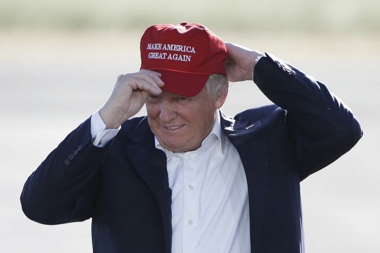 Topi merah Donald Trump bertuliskan Make America Great Again 