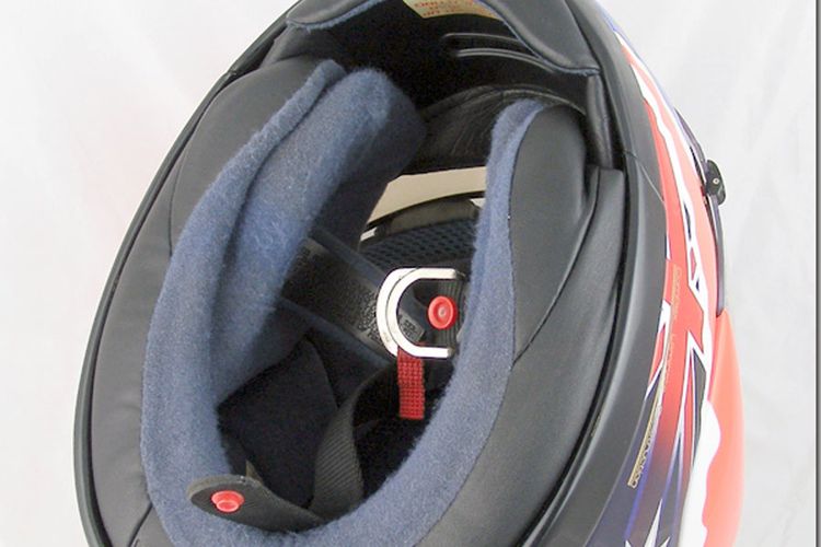 Model pengait helm double D ring, dianggap paling aman. Model ini digunakan para pebalap.