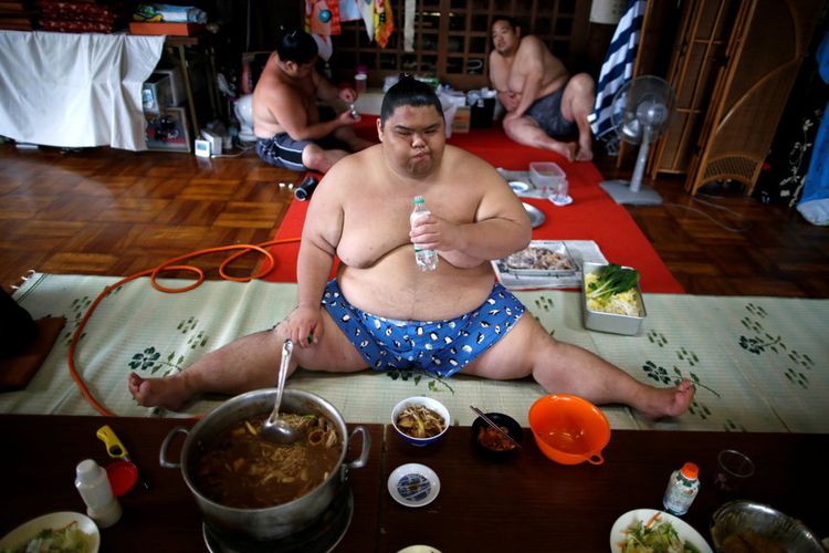 Seorang pesumo sedang makan di Kuil Ganjoji Yakushido di Nagoya(rtr)