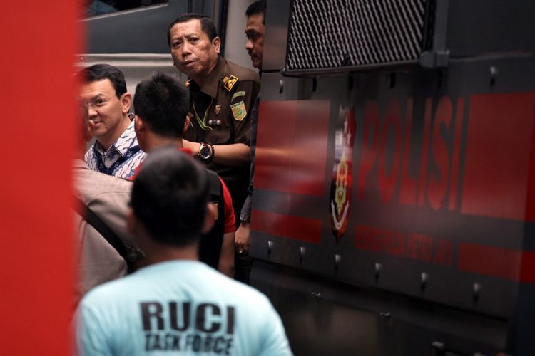 Terpidana kasus penistaan agama Basuki Tjahaja Purnama atau Ahok melambaikan tangan saat tiba di rumah tahanan LP Cipinang, Jakarta, Selasa (9/5/2017). Hakim Pengadilan Negeri Jakarta Utara memutuskan menjatuhi hukuman Ahok selama dua tahun penjara karena terbukti melanggar Pasal 156 KUHP tentang penodaan agama.