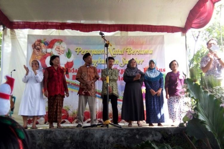 Warga Muslim di lingkungan Sumber tepatnya di RW 7 Keluran Panjang, Ambarawa, Jawa Tengah, rela membantu menyiapkan perayaan Natal, Senin (1/1/2018) siang.