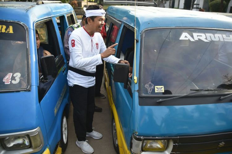 Bupati Purwakarta Dedi Mulyadi mengingatkan para sopir angkutan umum untuk melengkapi dokumen kendaraan dan surat kelengkapan mengemudi dalam operasi Kejar Setoran yang digelar Jumat (25/8/2017)