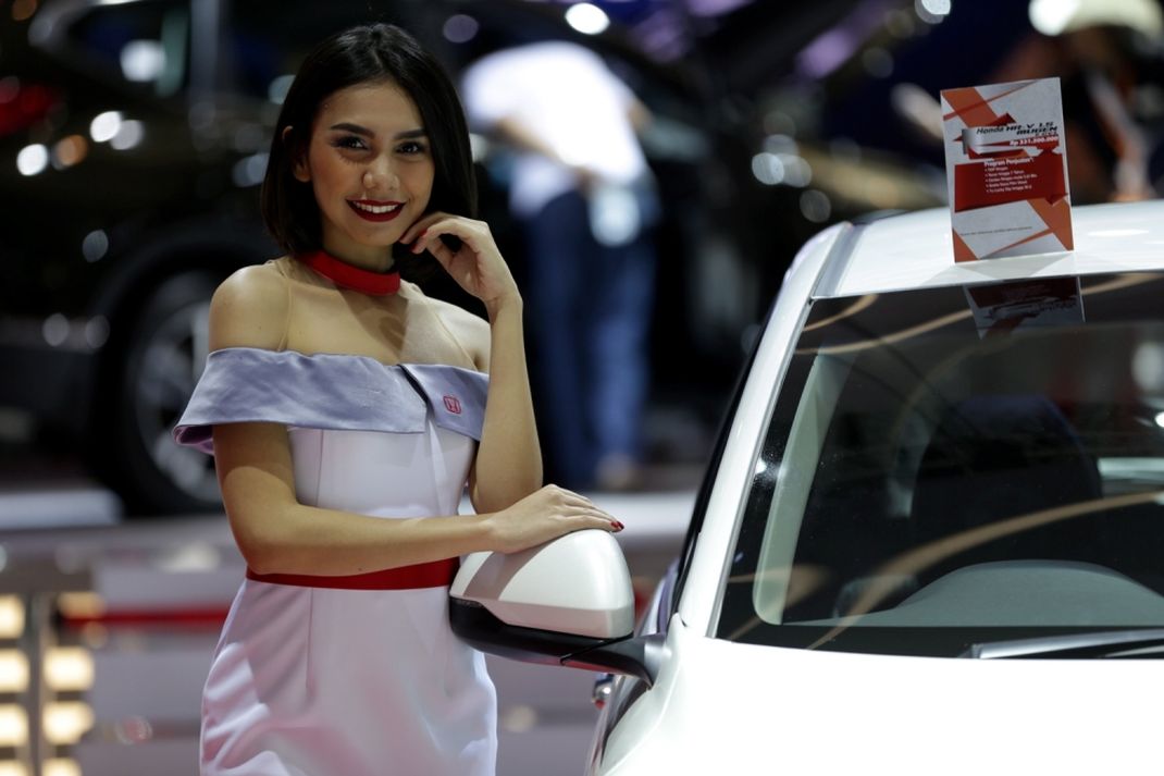 Sales promotion girl berpose saat ajang Indonesia International Motor Show (IIMS) 2017 di JI Expo, Kemayoran, Jakarta, Jumat (28/4/2017). Tidak hanya cantik, SPG juga dibekali dengan pengetahuan dasar terkait kendaraan yang dipromosikan, sehingga bisa memberikan jawaban yang tepat ketika ada calon pembeli yang bertanya (KOMPAS.com / KRISTIANTO PURNOMO)
