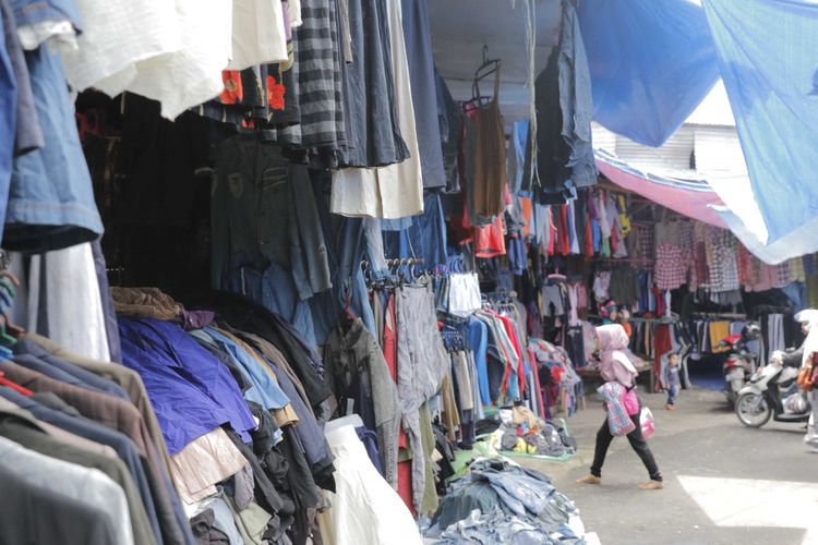 Pasar Lereng di Bukittinggi, menjual kebutuhan sandang bekas impor.