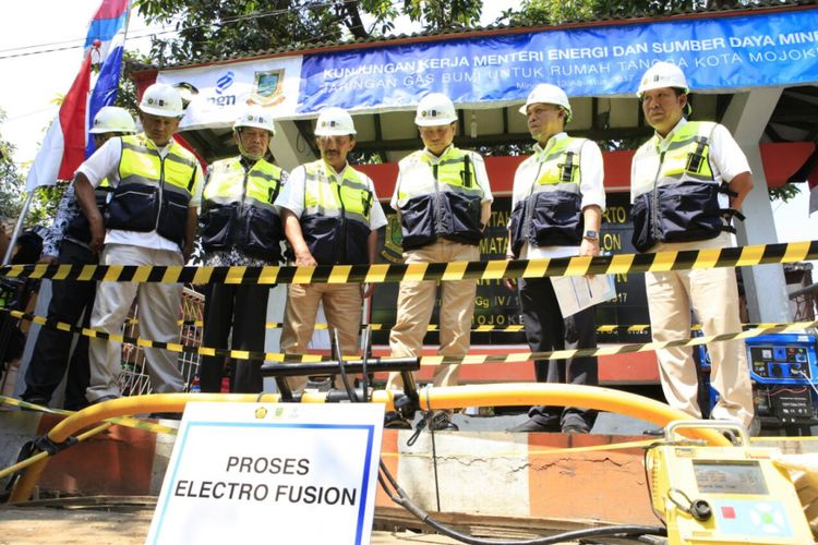  Menteri ESDM Ignasius Jonan meresmikan groundbreaking jaringan gas bumi di Mojokerto, Jawa Timur, Minggu (13/8/2017). PT PGN (Persero) Tbk akan membangun 5000 jaringan gas bumi yang ditargetkan selesai akhir tahun ini.