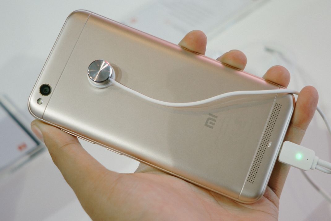 Bagian punggung Redmi 5A terbuat dari bahan plastik polikarbonat yang bertekstur kesat serupa logam. Karena menganut konsep desain unibody, sisi punggung ini tak bisa dibuka. Fitur pemindai sidik jari juga absen, tapi ini bisa dimaklumi untuk ponsel kelas entry-level.