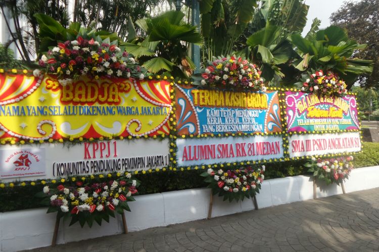 Masyarakat kembali mengirimkan karangan bunga untuk Ahok-Djarot yang pemerintahannya akan segera berakhir. Foto diambil di Balai Kota DKI Jakarta, Senin (9/10/2017). 
