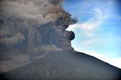 Status Tanggap Darurat Erupsi Gunung Agung sampai Awal Desember