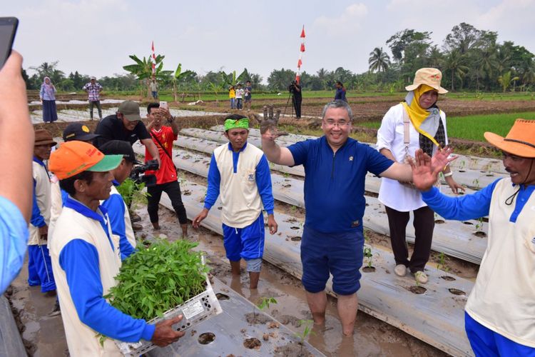 Menteri Desa, Pembangunan Daerah Tertinggal dan Transmigrasi, Eko Putro Sandjojo saat melakukan peninjauan dan sosialisasi dana desa di Kabupaten Pandeglang.