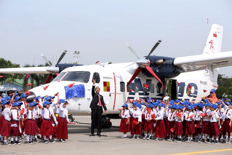 Presiden Joko Widodo saat pemberian nama dan uji terbang di Lanud Halim Perdanakusuma, Jakarta, Jumat (10/11/2017). Pesawat N219 adalah pesawat buatan lokal, kolaborasi antara PT Dirgantara Indonesia (DI) bekerjasma dengan Lembaga Antariksa dan Penerbangan Nasional (Lapan). KOMPAS IMAGES/KRISTIANTO PURNOMO
