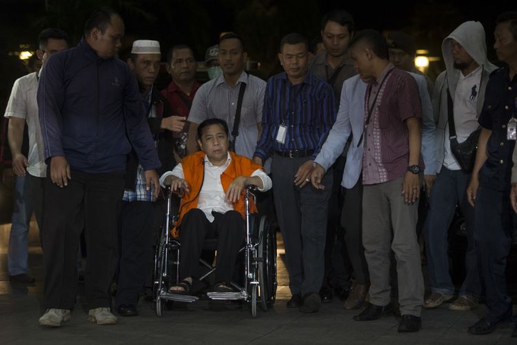 Tersangka kasus korupsi KTP Elektronik Setya Novanto tiba di gedung KPK, Jakarta, Minggu (19/11/2017). Ketua DPR tersebut dipindahkan dari RSCM Kencana ke rutan KPK. ANTARA FOTO/Rosa Panggabean/foc/17. 