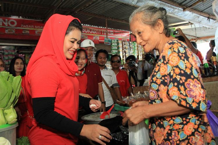 Puti Guntur Soekarno menyapa para pedagang dan warga di Pasar Besar Ngawi, Jawa Timur, Minggu (4/2/2018).