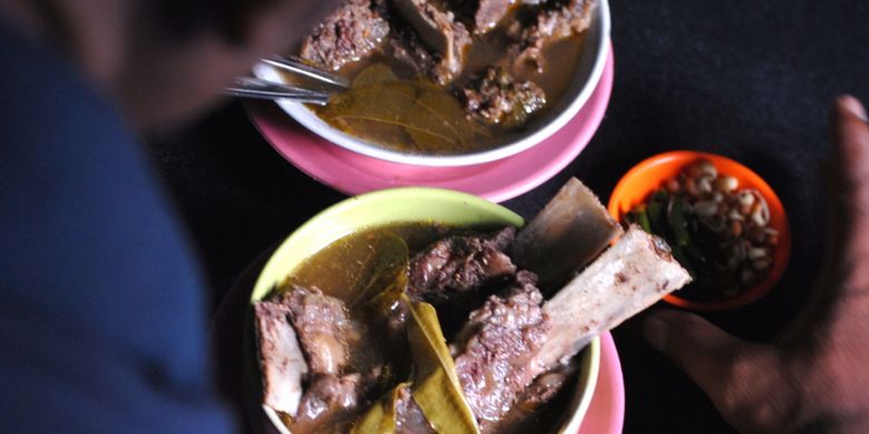 Hidangan becek kerbau di warung makan Yanto Ganjar, jalan raya Purwodadi - Blora, km 1, Kecamatan Purwodadi, Grobogan, Jateng, Kamis (27/4/2017).