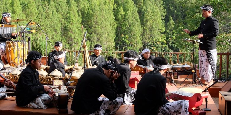 Magis, Sendratari Berlatar Matahari Tenggelam dan Tebing Lembang Magis, Sendratari Berlatar Matahari Tenggelam dan Tebing Lembang video viral info traveling info teknologi info seks info properti info kuliner info kesehatan foto viral berita ekonomi