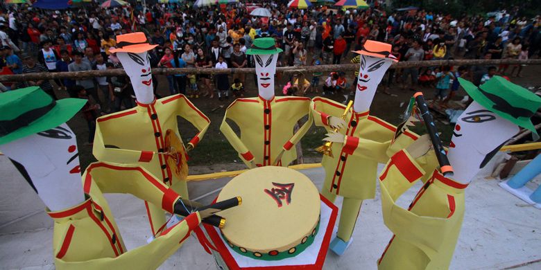 Tradisi bakar Kapal Wangkang yang merupakan ritual tahunan masyarakat Tionghoa yang beragama Konghucu yang dilaksanakan di Pontianak, Kalimantan Barat, Selasa (5/9/2017).