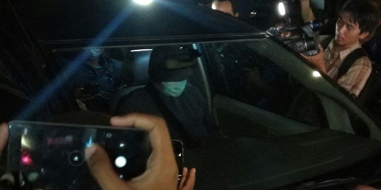Penyidik KPK mendatangi RS Medika Permata Hijau tempat Setya Novanto dirawat akibat kecelakaan