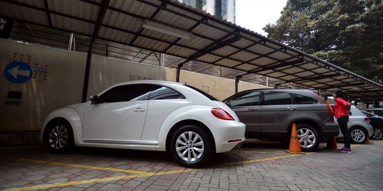 Seorang wartawan mengamati mobil sitaan KPK hasil tindak pidana korupsi di Gedung KPK lama, Jakarta, Selasa (19/9/2017). KPK akan melakukan lelang 19 mobil sitaan milik terpidana korupsi di Jakarta Convention Center pada Jumat (22/9/2017) mendatang.