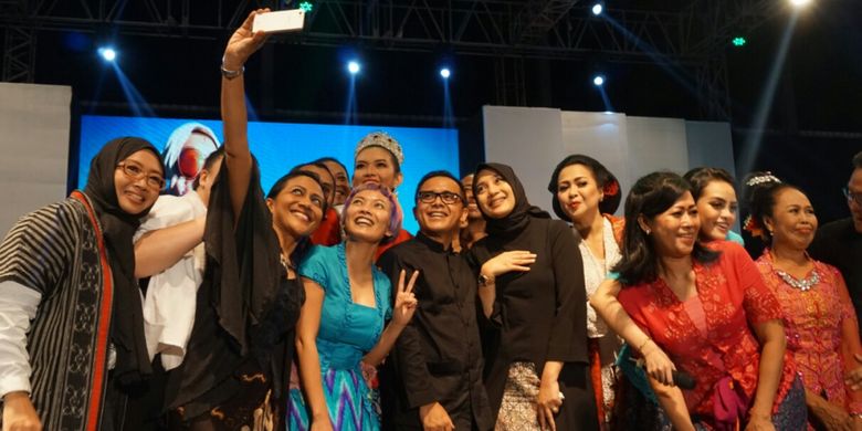 Bupati Banyuwangi Abdullah Azwar Anas bersama para desainer dan model yang mendukung Festival Kebaya di Banyuwangi, Jawa Timur, Sabtu (22/4/2017)