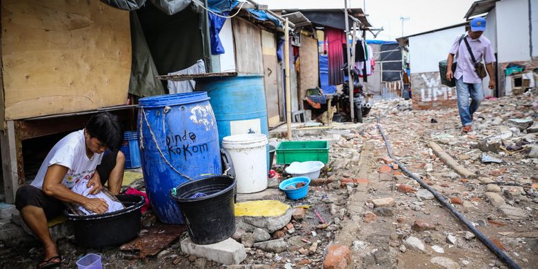 Aktivitas warga di rumah semi-permanen di Kampung Akuarium, Jakarta Utara, Selasa (7/11/2017). Kawasan yang dihuni sekitar 160 KK ini kembali jadi perbincangan setelah Gubernur Anies Baswedan merencanakan Kampung Akuarium sebagai proyek percontohan pertama pembangunan rumah berlapis di Jakarta.