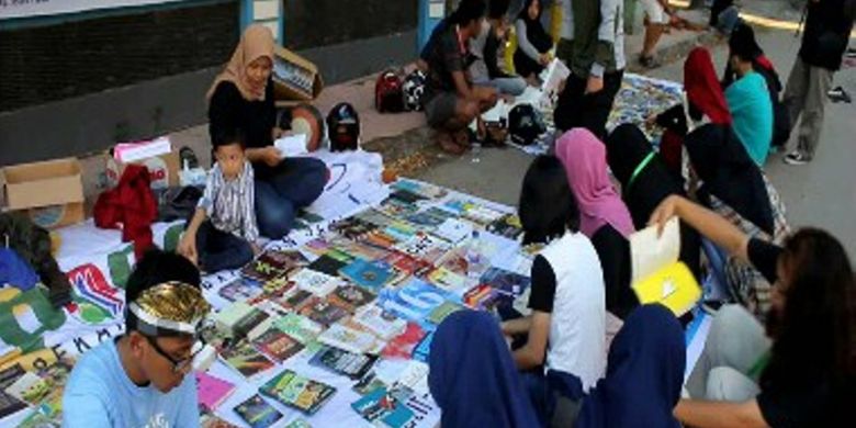Jalan Raya di depan stadion Parasamya Majene sulawesi barat disulap Jadi Perpustakaan Jalanan. Komunitas penggiat literasi Educare Majene sulawesi barat, menggelar wisata edukasi dengan cara menyulap jalanan menjadi wahana perpustakaan jalanan, Minggu (13/8). Ribuan jenis buku-buku bacaan bermutu hingga komic yang menghibur dijajakan kepada warga dan para pengguna jalanan.(KOMPAS.Com)