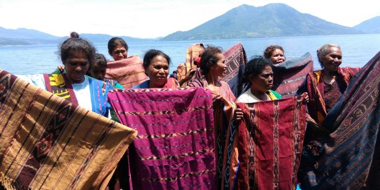 Para penjual kain tenun Alor yang berjualan di atas kapal di Pulau Ternate, Alor, NTT.