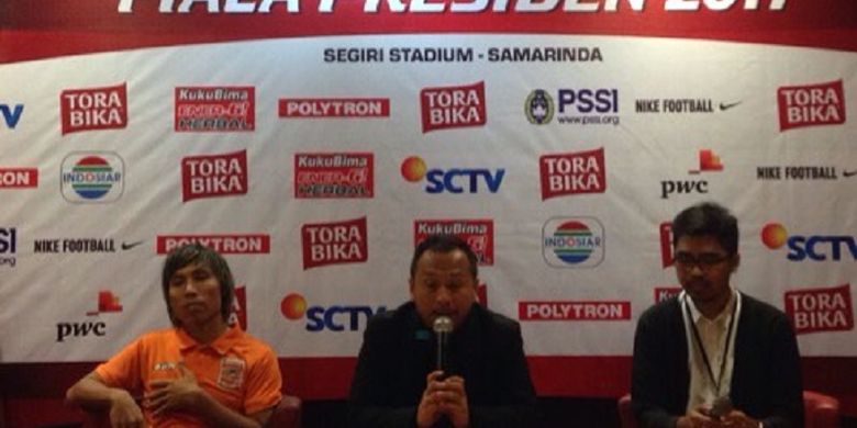Ricky Nelson dan Asri Akbar (kiri) hadir pada jumpa pers seusai laga antara Pusamania Borneo FC dan Persib Bandung di Stadion Segiri, Kamis (2/3/2017).