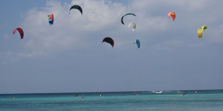 International Kite and Wide Surfing di Pulau Tabuhan, Banyuwangi, Jawa Timur, Minggu (27/8/2017).(KOMPAS.com/IRA RACHMAWATI)