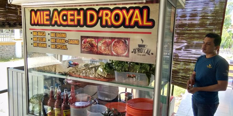 Pembeli menunggu mi daging racikan Fajri, di Droyal Coffee, Kota Lhokseumawe, Aceh, Kamis (14/12/2017).(KOMPAS.com/MASRIADI)
