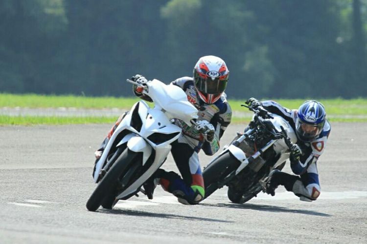 Kegiatan pelatihan balap motor yang diselenggarakan sekolah balap 43 Racing School di Sirkuit Karting Sentul, Bogor.