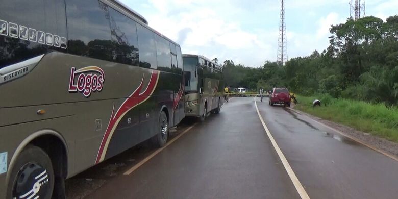 Antrean bus di lokasi ambruknya jembatan Sungai Rungau Kabupaten Seruyan, Kalimantan Tengah, Sabtu (30/12/2017)