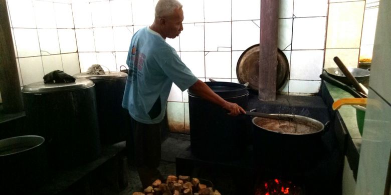 Suasana dapur Gudeg B. Djuminten saat memasak gudeg menggunakan kayu bakar, Minggu (6/8/2017).