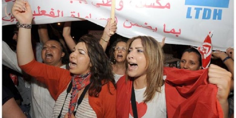 Sejumlah aktivis menyuarakan perlindungan terhadap hak-hak perempuan di Tunisia. (AFP/Getty Images).