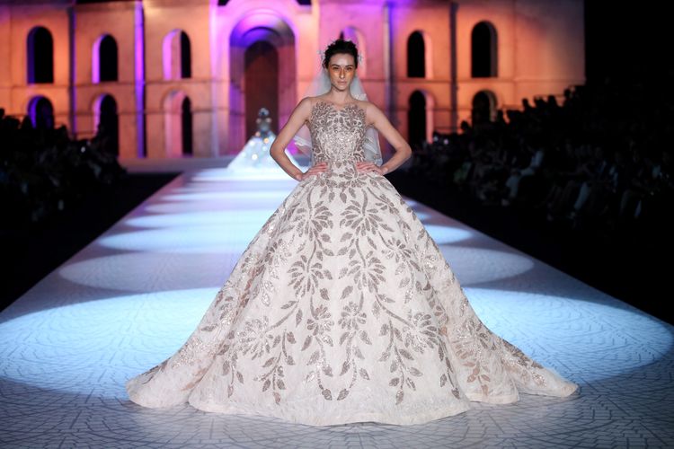 Model memeragakan busana rancangan Sebastian Gunawan saat peragaan busana bertajuk Whisper/Roar di Grand Ballroom Ritz Carlton Pacific Place, Jakarta, Selasa (10/10/2017). Peragaan busana dalam rangka 25 tahun Sebastian Gunawan berkarya menampilkan 82 rancangan. KOMPAS IMAGES/KRISTIANTO PURNOMO
