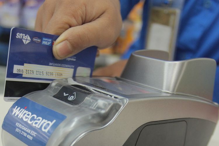 Karyawan toko mengesekan kartu debit di mesin Electronic Data Capture (EDC) di Jakarta, Selasa (5/9/2017). Bank Indonesia (BI) melarang dilakukannya penggesekan ganda (double swipe) dalam transaksi nontunai dalam setiap transaksi dan kartu hanya boleh digesek sekali di mesin Electronic Data Capture (EDC), dan tidak dilakukan penggesekan lainnya, termasuk di mesin kasir. Pelarangan penggesekan ganda tersebut bertujuan untuk melindungi masyarakat dari pencurian data dan informasi kartu. ANTARA FOTO/Muhammad Adimaja/pras/17