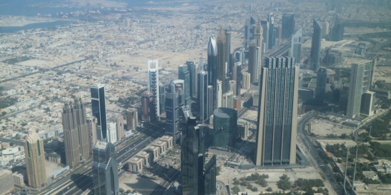 Pemandangan gedung-gedung di Kota Dubai dilihat dari lantai 148 Gedung Burj Khalifa, Dubai, Uni Emirates Arab, Kamis (27/10/2017). Burj Khalifa memiliki tinggi 868 meter atau 2.717 meter di atas permukaan laut. Tinggi Burj Khalifa sendiri dua kali lipat Menara Eiffel, Paris dan lebih tinggi dari Gunung Bromo bila diukur dari permukaan laut.