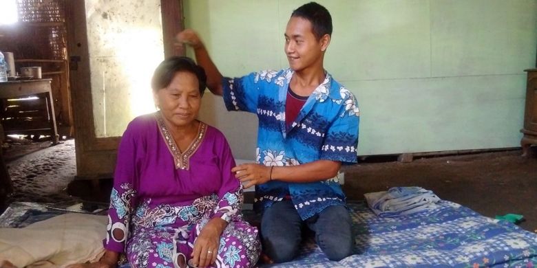 Rokim (24) menyisiri istrinya, Tampi, nenek berumur 67 tahun yang dinikahinya di Dusun Petung, Desa Nampu, Kecamatan Gemarang, Kabupaten Madiun, Jumat ( 17 / 3 / 2017) siang.
