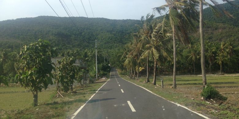 jalan di Karimunjawa kini lebar dan mulus. Foto diambil awal November 2017