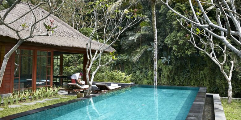 Mandapa, A Ritz-Carlton Reserve berlokasi di Jalan Kedewatan, dengan pemandangan langsung Sungai Ayung.