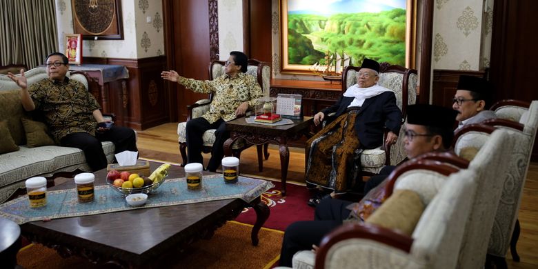 Ketua Umum Majelis Ulama Indonesia KH Maruf Amin bertemu dengan Ketua DPD Oesman Sapta Odang di Kompleks Parlemen, Senayan, Jakarta, Rabu (19/7/2017). KH Maruf Amin mendukung langkah pemerintah mencabut status badan hukum Hizbut Tahrir Indonesia (HTI) sepanjang terbukti kebenarannya.