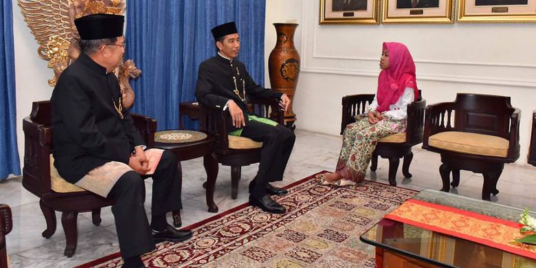 Asa Firda Inayah alias Afi saat bertemu dengan Presiden Joko Widodo dan Wakil Presiden Jusuf Kalla di Gedung Pancasila, Kompleks Kementerian Luar Negeri, Jakarta Pusat, Kamis (1/6/2017).