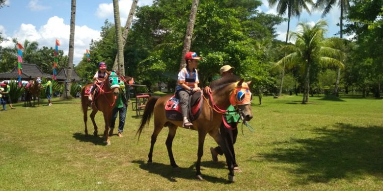 Wahana kuda tunggang untuk pengunjung candi Borobudur, Magelang, Jateng, pada libur Natal 2017.(KOMPAS.COM/IKA FITRIANA)