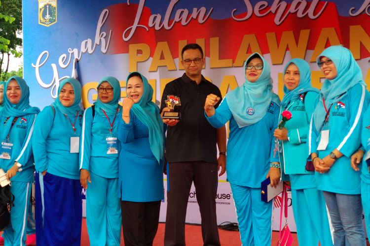 Gubernur DKI Jakarta Anies Baswedan buka lomba gerak jalan guru PAUD se-DKI Minggu, (19/11/2017)