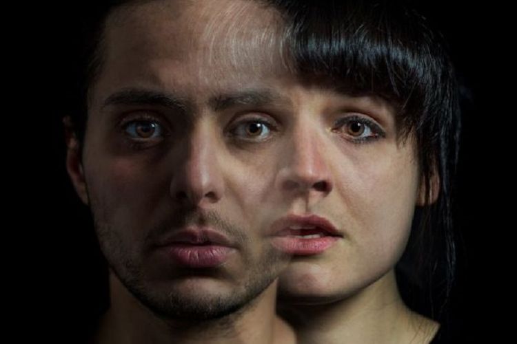 Adam memainkan dirinya sendiri dalam sebuah pementasan tentang kisah penataan ulang gendernya. 