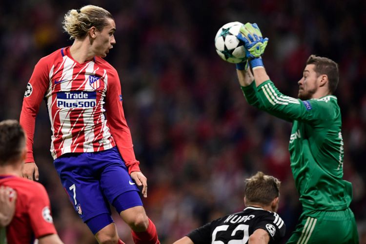 Sundulan Antoine Griezmann gagal menjebol gawang Ibrahim Sehic pada pertandingan Liga Champions di Stadion Wanda Metropolitano, Selasa (31/10/2017).