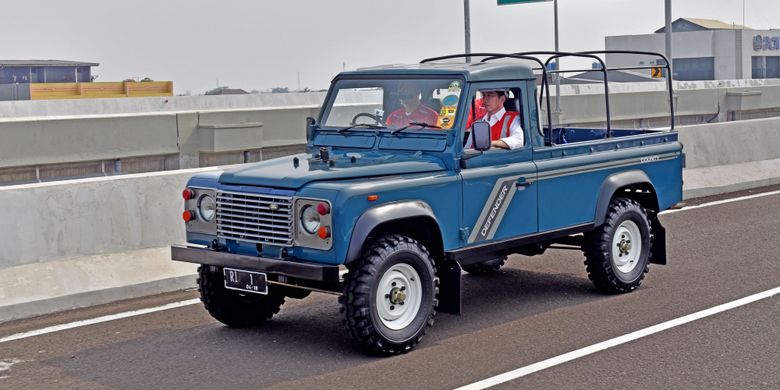 Presiden Jokowi naik mobil off road Land Rover Defender County saat meninjau ruas jalan tol Bekasi, Cawang, Kampung Melayu (Becakayu)