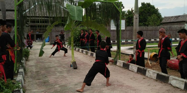 Tarian Pencak Silat atau Sendeng merupakan seremoni penerimaan tamu di Astana Alnursari, warisan Kerajaan Kotawaringin, di Kalimantan Tengah, Minggu (24/12/2017).