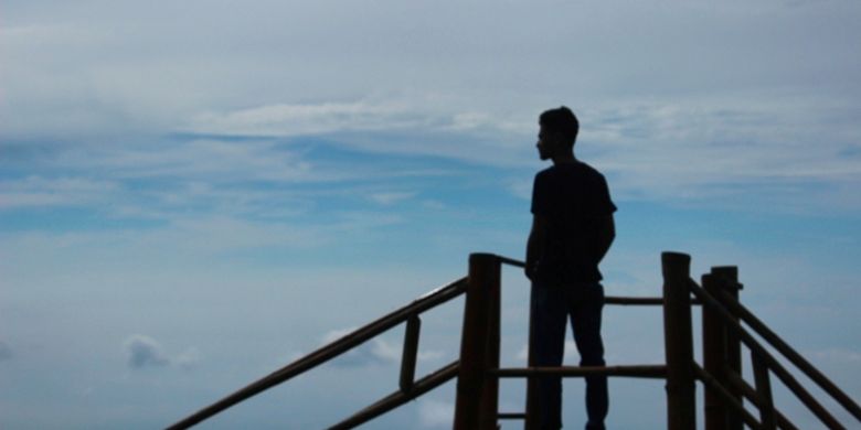 Jembatan bambu berlatarkan langit, salah satu spot foto favorit yang ada di Gancik Hil Top Selo, Boyolali, Jawa Tengah. Wisatawan dapat berfoto diatas puncaknya, berlatarkan langit Boyolali.