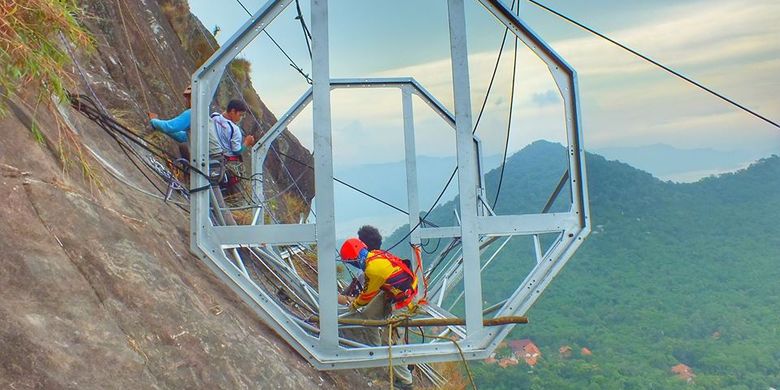 Pembangunan hotel gantung di sisi tebing Gunung Parang, Purwakarta.